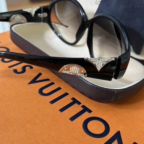 LOUIS VUITTON “IRIS” Sunnies😎 - Picture 1 of 17